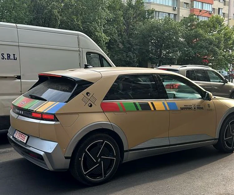 David Popovici și mașina primită cadou, în traficul din Capitală. Foto Car Spotting 