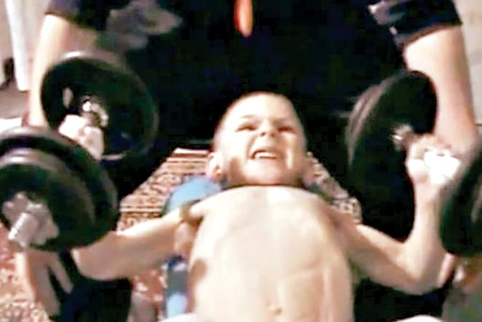 Giuliano şi Claudiu arată la 9, respectiv 7 ani, ca nişte copii de 4-5 ani. Specialiştii de la Protecţia Copilului Olt au depistat că băieţii suferă de nanism din cauza antrenamentelor (Foto: getty images)