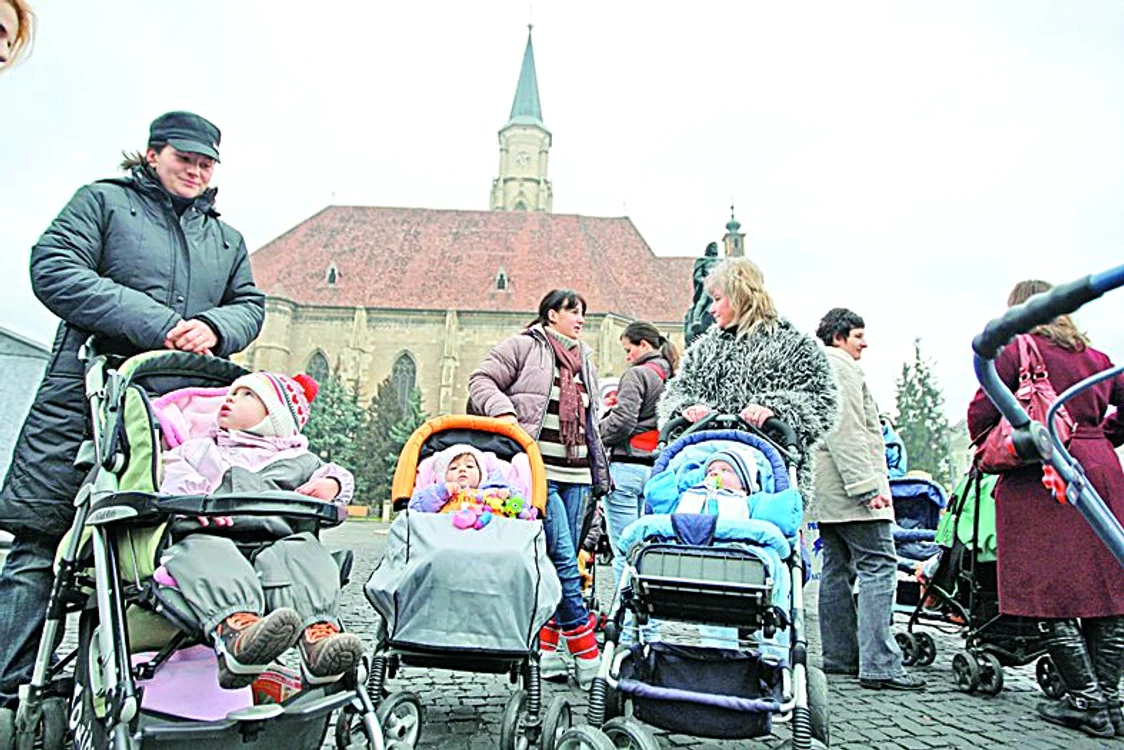 Dani, de un an şi  o lună, a stat două  ore în faţa Guvernului