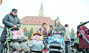 Dani, de un an şi  o lună, a stat două  ore în faţa Guvernului jpeg