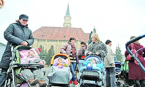Dani, de un an şi  o lună, a stat două  ore în faţa Guvernului jpeg