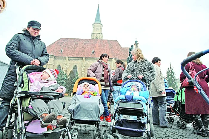 Dani, de un an şi o lună, a stat două ore în faţa Guvernului