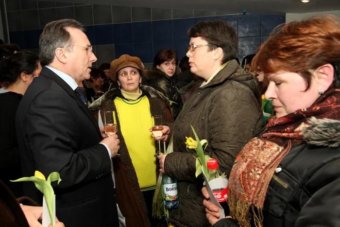 Doamnele au ciocnit un pahar de sampanie cu primarul Gheorghe Nichita