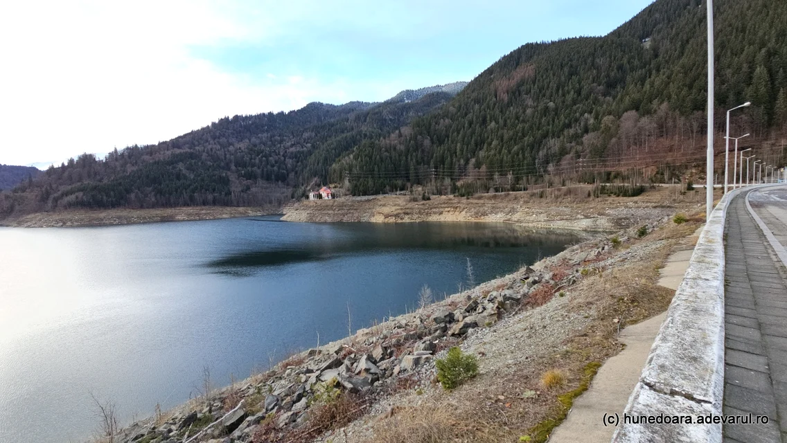 Lacul Gura Apelor , barajul și drumul spre lac  Foto Daniel Guță ADEVĂRUL (12) jpg