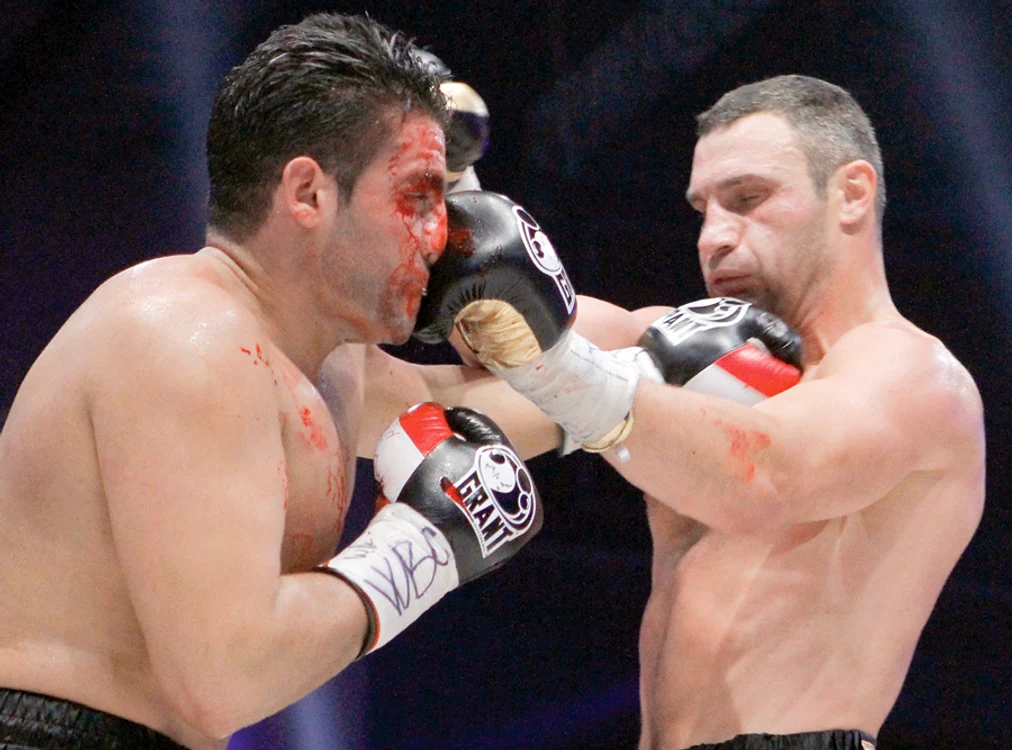 Manuel Charr a fost umplut de sânge, dar nu s-a împăcat cu ideea că a pierdut meciul (fotografii: reuters)