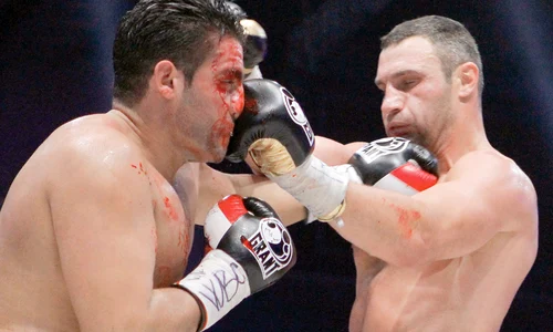 Manuel Charr a fost umplut  de sânge, dar nu s a împăcat  cu ideea că a pierdut meciul (fotografii: reuters) jpeg