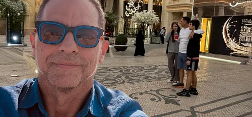 Dan Negru, alături de cei doi copii ai săi, în Qatar