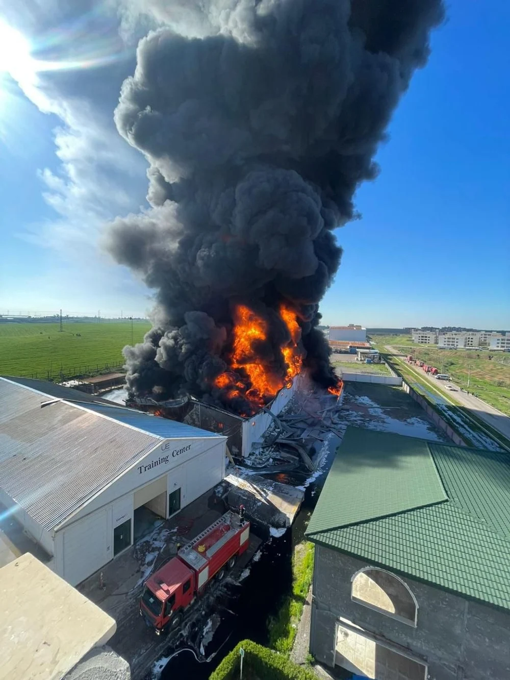 Imagini cu compania britanică din Irak lovită de drone iraniene. Atac masiv în Golf: Banca Națională a Kuweitului se închide, petrolier din Qatar atins de o rachetă