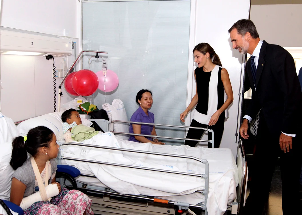 
    Regele Felipe și Regina Letizia au mers la Spitalul Mar de BarcelonaFoto: EPA  