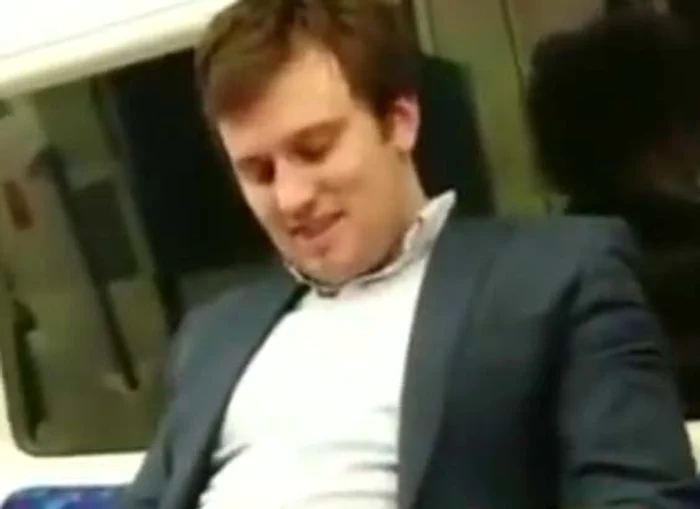 Bărbatul a prizat cocaină de faţă cu pasagerii, în metrou Foto: Captură Youtube
