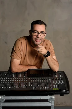 Omul de radio e aproape de nerecunoscut