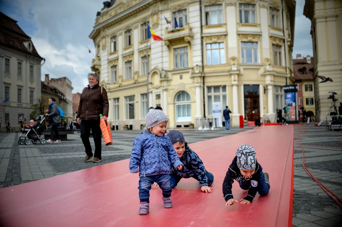 Trei puști năzdrăvani și-au făcut loc de joacă pe covorul roșu de la Sibiu