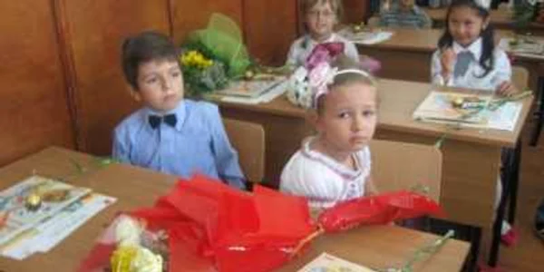 Picii au venit azi la şcoală cu flori pentru profesori