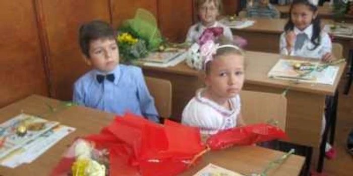 Picii au venit azi la şcoală cu flori pentru profesori