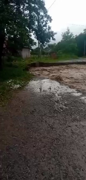 Case izolate într-o localitate din Bistrița-Năsăud, din cauza viiturii puternice. Apa are 1,5 metri adâncime VIDEO