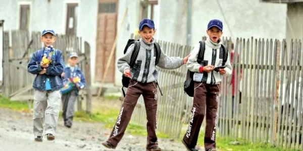 Puştii din mediul rural nu-şi pierd zâmbetul, deşi sunt nevoiţi să străbată, pe jos, distanţe mari până la şcoală  