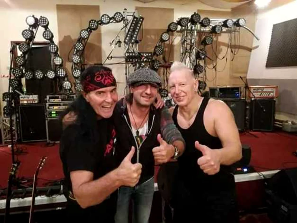 Dave Evans, primul solist AC/DC, alături de Daniel Ignat, solistul trupei The Rock Out şi de bateristul american Mike Terrana FOTO: arhiva personală Daniel Ignat