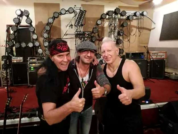 Dave Evans, primul solist AC/DC, alături de Daniel Ignat, solistul trupei The Rock Out şi de bateristul american Mike Terrana FOTO: arhiva personală Daniel Ignat