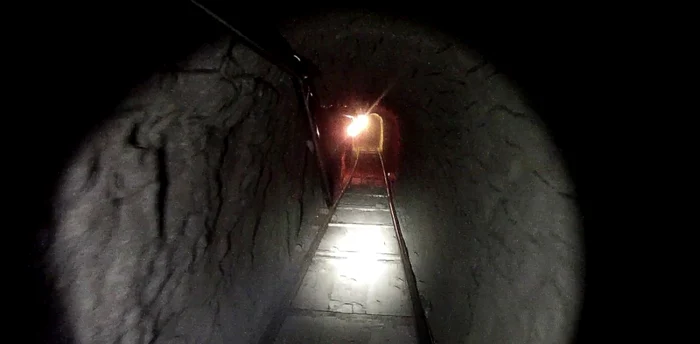 Oficialii au descris tunelul sofisticat, care era iluminat, ventilat şi construit cu ajutorul grinzilor de metal, pentru a preveni prăbuşirea FOTO ABC News