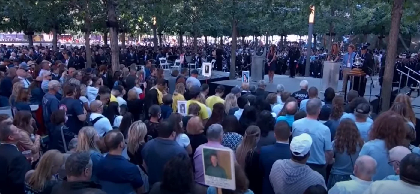 Participanţi la ceremonia de comemorare a victimelor atacurilor teroriste de la 11 septembrie 2001. FOTO: Captură