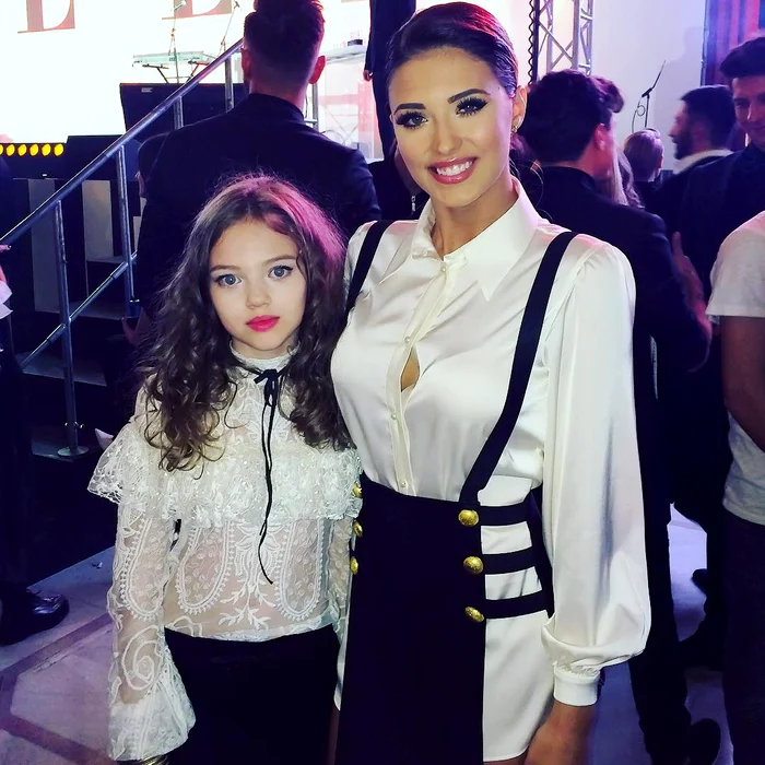 Noelle Vlasov, alături de Antonia