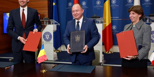 Bogdan Aurescu cu ministrii Afacerilor Externe din Franta si Olanda FOTO MAE jpg