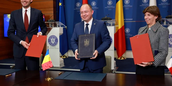 Bogdan Aurescu cu ministrii Afacerilor Externe din Franta si Olanda FOTO MAE jpg