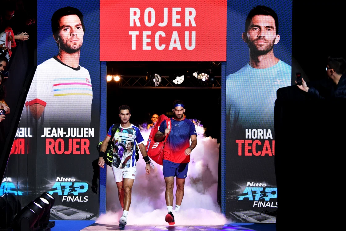 
    Horia Tecău și Jean-Julien Rojer pătrund în arena O2Foto: Guliver / GettyImages  