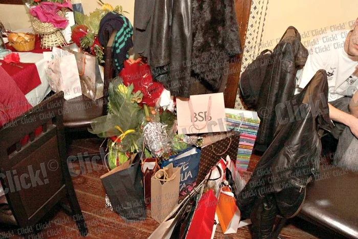 Soţia lui Viorel Lis a  primit şi cadouri, dar  şi plicuri cu bani la  ziua ei, ca la o nuntă (FOTOGRAFII: SEVER GHEORGHE)