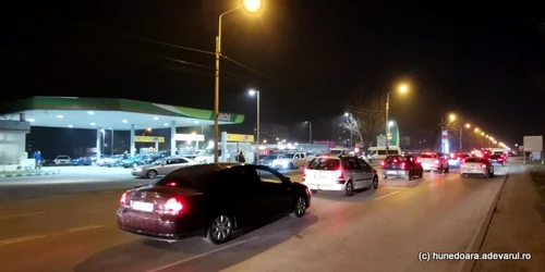 cozi la benzinarii carburant in hunedoara foto daniel guta adevarul