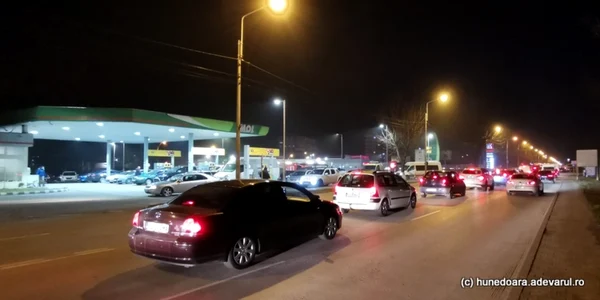 cozi la benzinarii carburant in hunedoara foto daniel guta adevarul