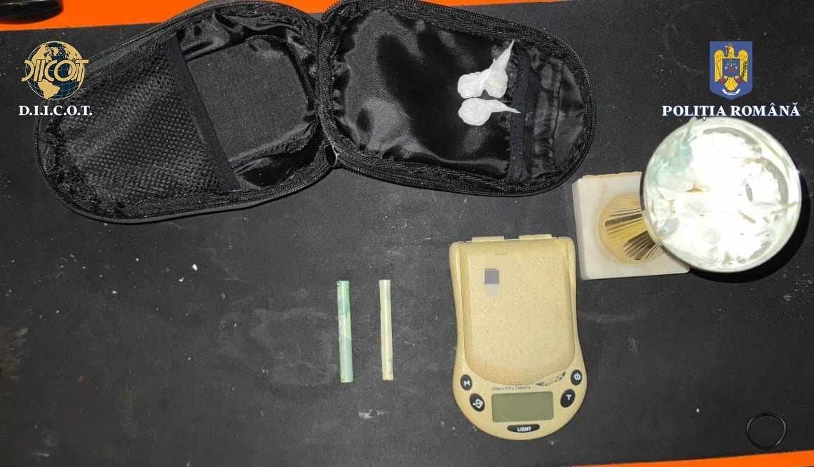 Grupare care vindea droguri de mare risc în Arad, călcată de polițiști. Au găsit canabis, cristal și alte stupefiante VIDEO