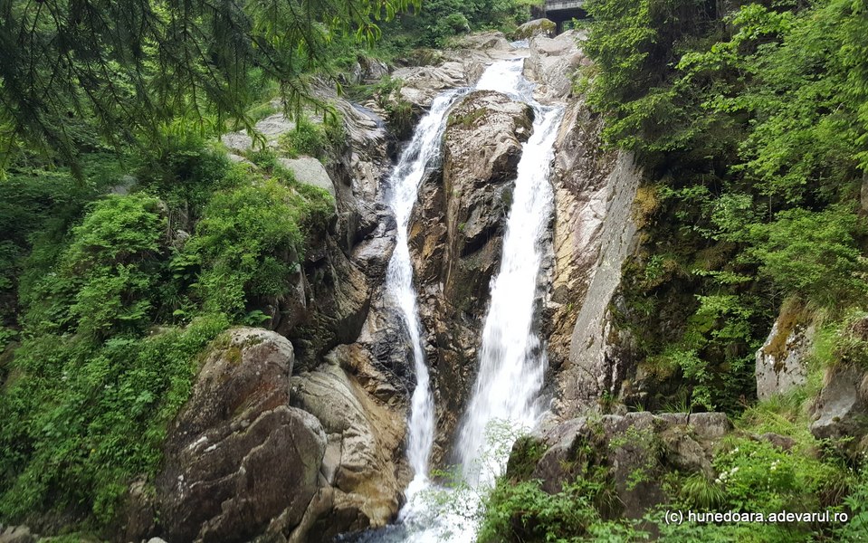 Cascada din Retezat care i-a uluit pe turiști. „Seamănă cu o parte a corpului uman” VIDEO