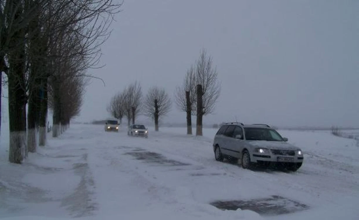 
    Şoferii riscă să rămână înzăpeziţi (Foto: Arhivă)  