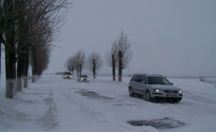 
    Şoferii riscă să rămână înzăpeziţi (Foto: Arhivă)  