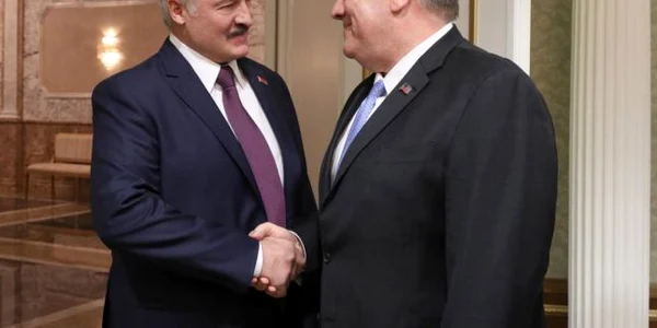 Mike Pompeo dand mana cu Aleksandr Lukasenko FOTO EPA-EFE