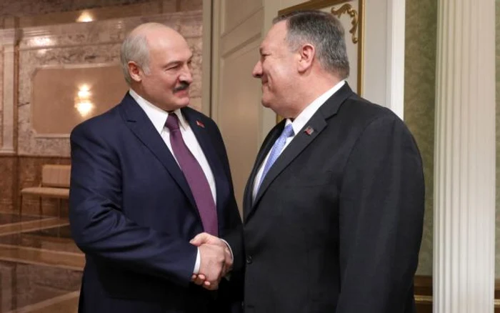 Mike Pompeo (dreapta) dând mâna cu Aleksandr Lukaşenko FOTO EPA-EFE