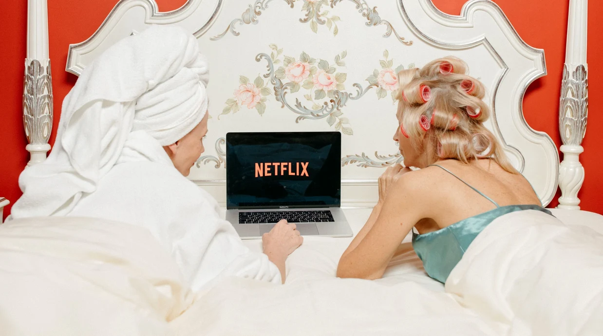 Comedia de pe Netflix la care vei râde cu lacrimi / foto: Pexels