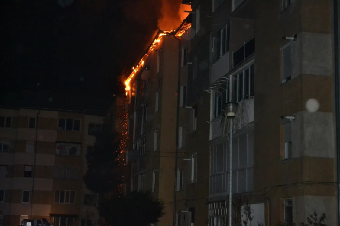 Focul a distrus acoperişul blocului