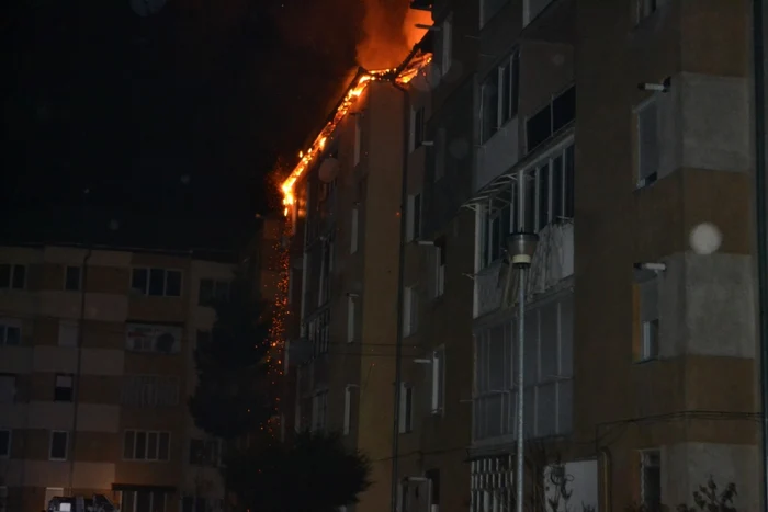 Focul a distrus acoperişul blocului
