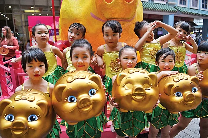 Străzile și parcurile,  pline de decorațiuni