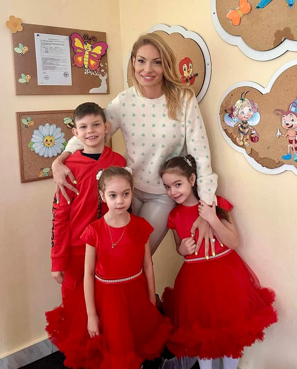 Valentina Pelinel, mândră de cei trei prichindei. Sursă: Instagram