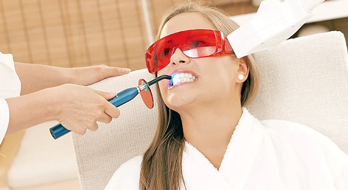 Cu gel şi lampă  ultravioletă, 1.300-1.700 lei