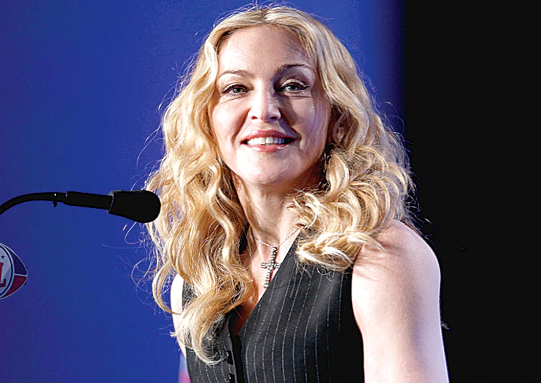 Madonna şi-a asigurat bustul pentru 2 milioane de dolari.