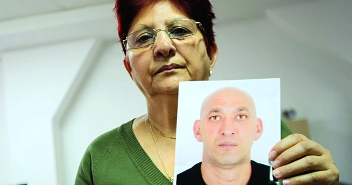 Iuliana Puiu nu are linişte nici după ce a fost de acord cu prelevarea organelor fiului ei. Foto: Sebastian Tătaru