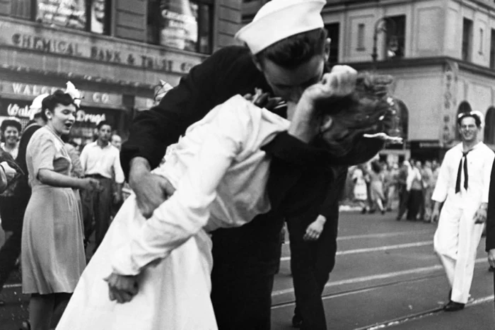 Identitatea marinarului şi a infirmierei din fotografia realizată de Alfred Eisenstaedt în 1945, în Times Square, New York, nu a fost cunoscută niciodată