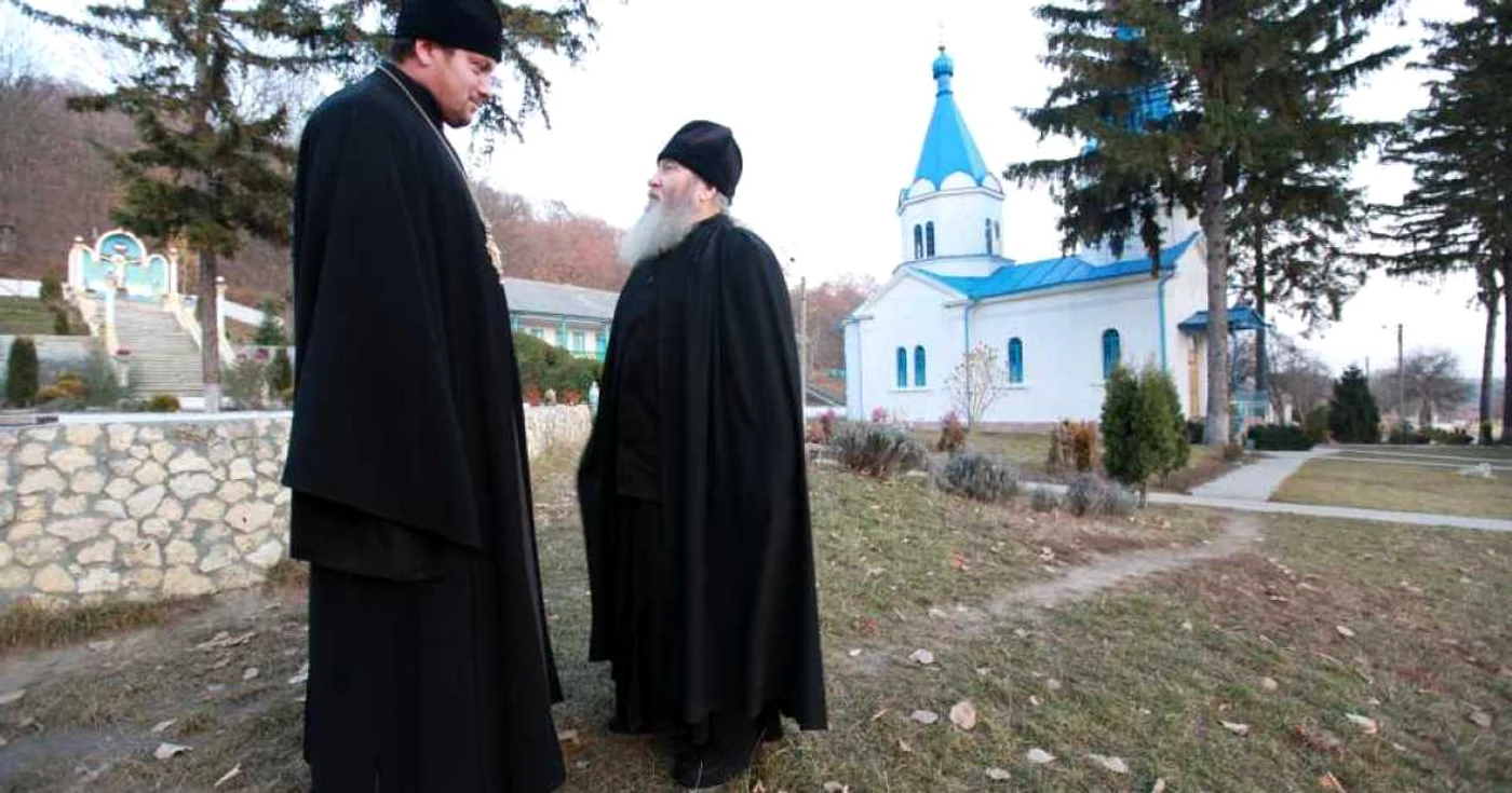 Protopopul Spiridon stă la sfat cu un coleg mai în vârstă