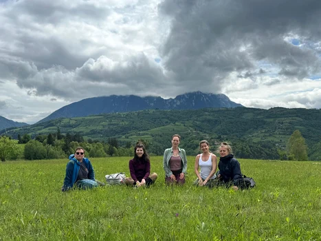 Alina Maria de Roumanie cu prietenele pe Via Transilvanica. FOTO: Instagram