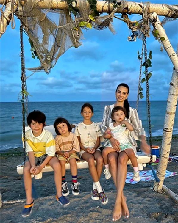 Adi Sînă şi Anca Serea sunt împreună din 2012 şi au patru copii