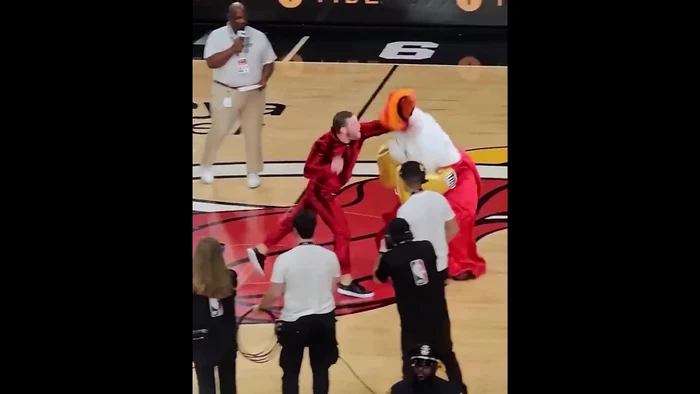 Conor McGregor a lovit mascota echipei de baschet Miami Heat. FOTO Profimedia